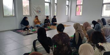 HMPS Bastrindo FKIP Unram dan Akarpohon Selenggarakan Bedah Buku Rumah Rosa Karya Ismawati Ahmad
