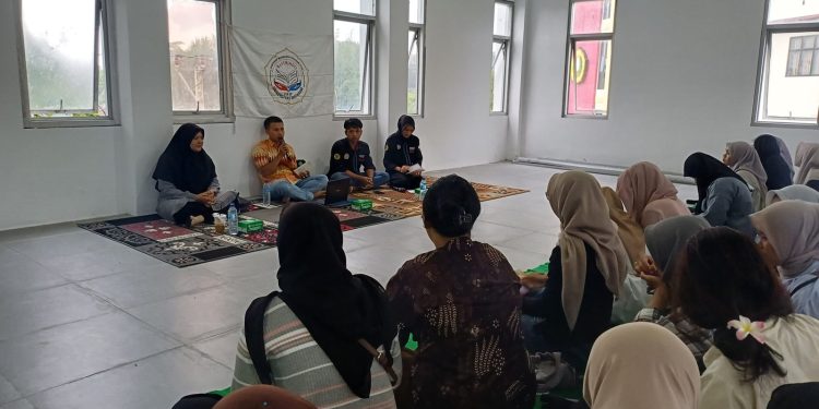 HMPS Bastrindo FKIP Unram dan Akarpohon Selenggarakan Bedah Buku Rumah Rosa Karya Ismawati Ahmad
