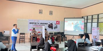 Edukasi Safety Riding oleh Astra Motor NTB dan Satlantas Polres Lobar di SMAN 1 Kuripan