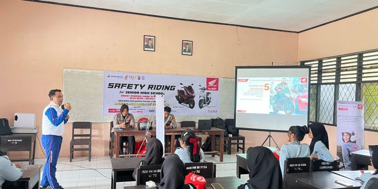 Edukasi Safety Riding oleh Astra Motor NTB dan Satlantas Polres Lobar di SMAN 1 Kuripan