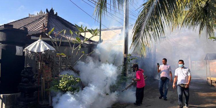Hotel Golden Palace Gelar Fogging dalam Program Tanggung Jawab Sosial Perusahaan