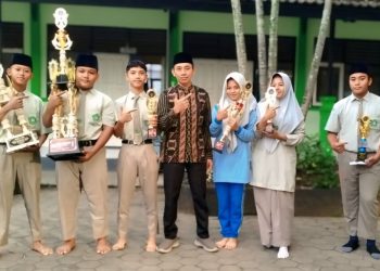 Penghargaan Siswa Berprestasi oleh MTsN 2 Mataram di Ajang LKBB dan Renang