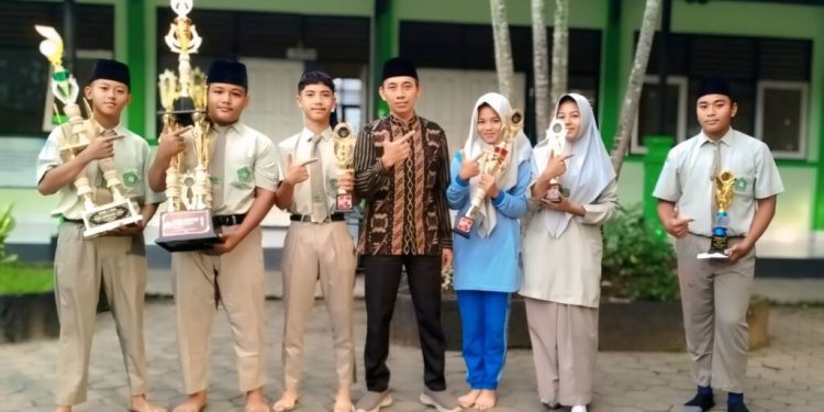 Penghargaan Siswa Berprestasi oleh MTsN 2 Mataram di Ajang LKBB dan Renang