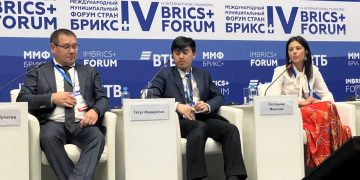 Dialog Menteri Hukum dengan Diaspora Saint Petersburg: Belajar untuk Membangun Negeri
