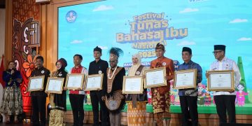 Dukung Pelestarian Bahasa Daerah, Tiga Kepala Daerah NTB Terima Penghargaan