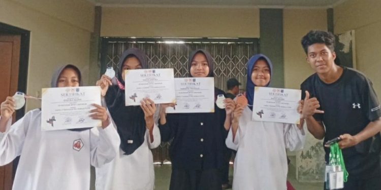 Siswa MTsN 2 Mataram Menang Medali di Kejuaraan Pencak Silat Mataram Cup II 2025