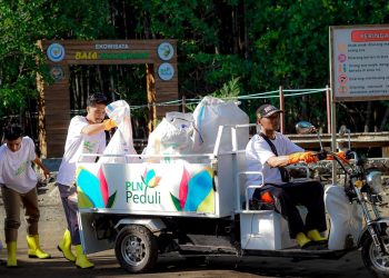 Pokdarwis Jerowaru Selenggarakan Aksi Bersih Pesisir untuk Peringatan HUT Ke-23 PLN NTB