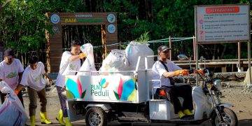 Pokdarwis Jerowaru Selenggarakan Aksi Bersih Pesisir untuk Peringatan HUT Ke-23 PLN NTB