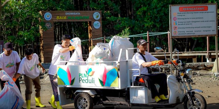 Pokdarwis Jerowaru Selenggarakan Aksi Bersih Pesisir untuk Peringatan HUT Ke-23 PLN NTB