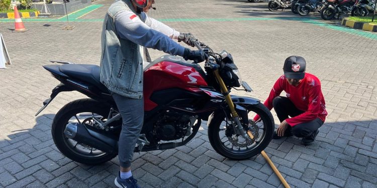 Kuasai Teknik Pengereman Kombinasi untuk Berkendara Motor Sport yang Lebih Aman