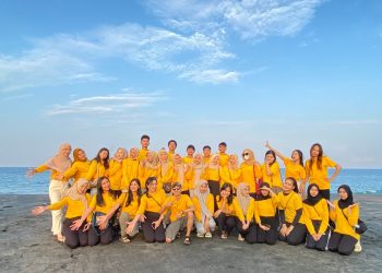 Mahasiswa Manajemen Keuangan Gelar Aksi Finance Beach Clean Up di Pantai Senggigi