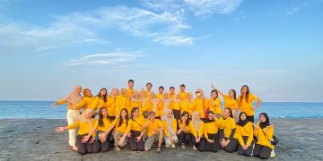 Mahasiswa Manajemen Keuangan Gelar Aksi Finance Beach Clean Up di Pantai Senggigi