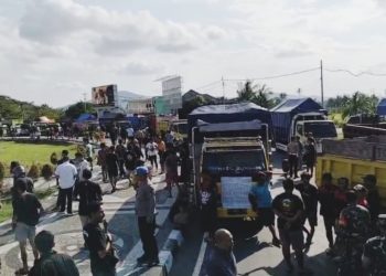 Tolak Kebijakan Zero ODOL, Sopir Truk Blokade Jalur Nasional Lombok Barat