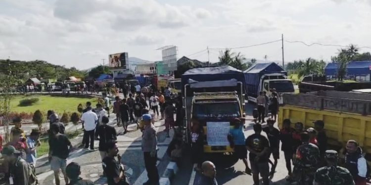 Tolak Kebijakan Zero ODOL, Sopir Truk Blokade Jalur Nasional Lombok Barat