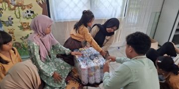 Ecobrick Karya Mahasiswa dan Siswa Ubah Sampah Plastik Menjadi Meja Pojok Baca di Mataram