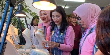 Tenun Lokal dan Mutiara Diminati Istri Wapres serta Rombongannya