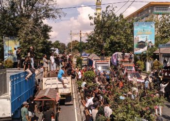 Ratusan Sopir Truk Datangi DPRD NTB, Protes Kebijakan ODOL
