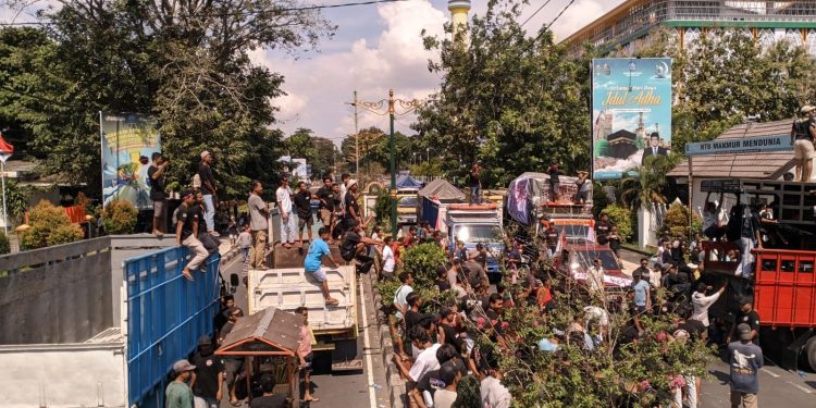 Ratusan Sopir Truk Datangi DPRD NTB, Protes Kebijakan ODOL
