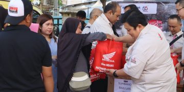 Pembagian 110 Paket Servis dan Sembako Gratis untuk Korban Banjir di Kekalik Jaya