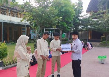 Siswa SMPN 13 Mataram Peduli Bencana Banjir dan Bergerak untuk Sesama