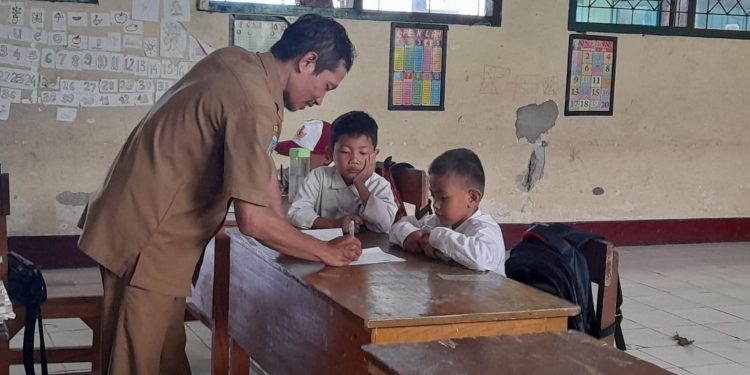 MPLS di SDN 36 Ampenan Tetap Normal Meski Hanya Tiga Siswa Baru