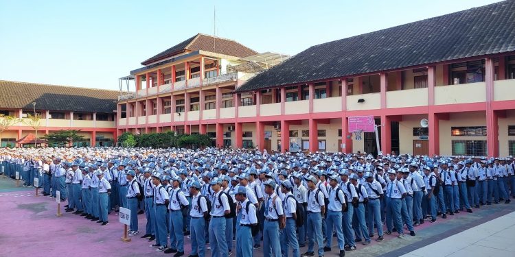 Polsek Selaparang Ingatkan Siswa SMKN Pentingnya Kedisiplinan