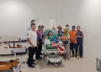 Tangan Terjepit Ditangani Oleh Damkarmat Mataram