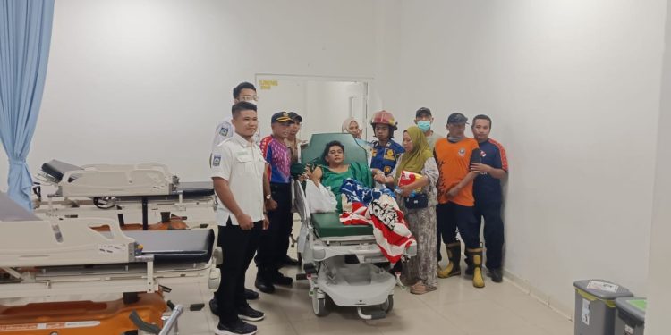 Tangan Terjepit Ditangani Oleh Damkarmat Mataram