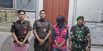 Tersangka Kelima Kasus KUR Bima Digelandang oleh Jaksa