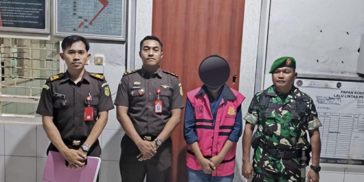 Tersangka Kelima Kasus KUR Bima Digelandang oleh Jaksa