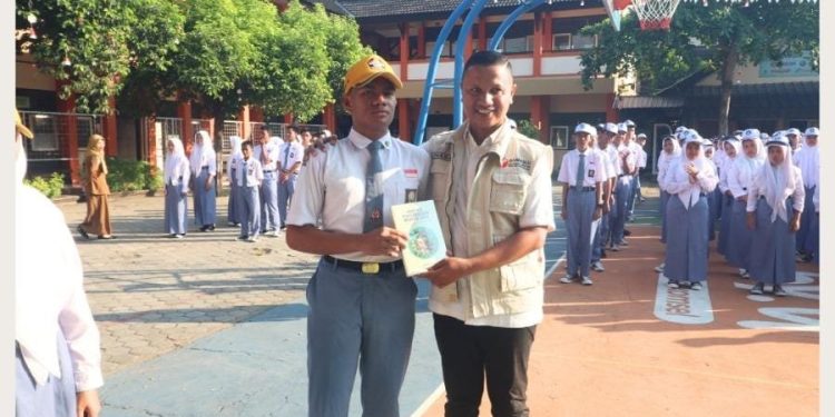 Pupuk Kesadaran Demokrasi Sejak Dini melalui Pendidikan Politik di SMKN 2 Mataram