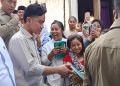 Usai Salat Jumat, Wapres Berbagi Buku di Rembiga