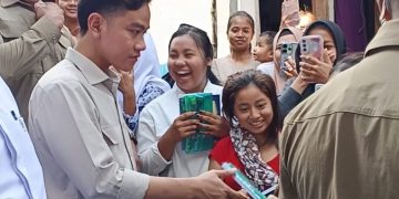 Usai Salat Jumat, Wapres Berbagi Buku di Rembiga