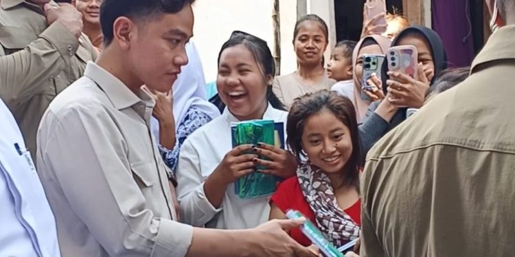 Usai Salat Jumat, Wapres Berbagi Buku di Rembiga