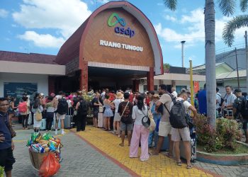 Cuaca Buruk Sebabkan Wisatawan Asing Dominasi Penumpang di Pelabuhan Lembar