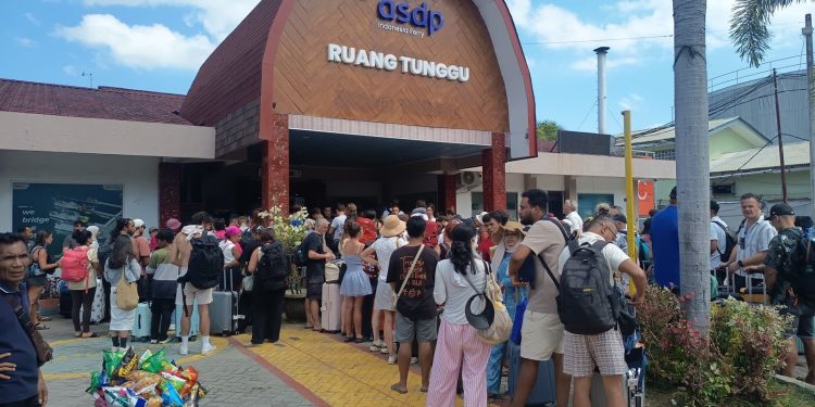 Cuaca Buruk Sebabkan Wisatawan Asing Dominasi Penumpang di Pelabuhan Lembar