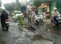 Warga Kota Santri Kediri Lobar Tanami Pohon Pisang di Kubangan Jalan Provinsi Karena Keluhan Tidak Ditangani