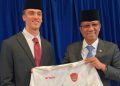 Menkum Supratman Pimpin Sumpah WNI Atlet Sepak Bola Mauro Zijlstra