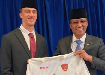 Menkum Supratman Pimpin Sumpah WNI Atlet Sepak Bola Mauro Zijlstra