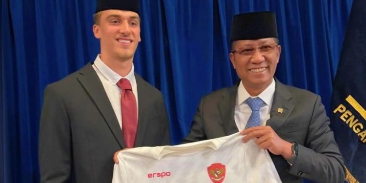 Menkum Supratman Pimpin Sumpah WNI Atlet Sepak Bola Mauro Zijlstra