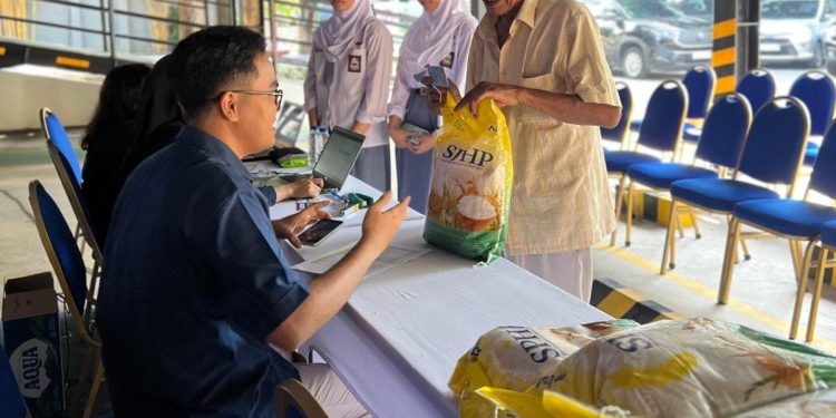 Masyarakat Senang, Pupuk Menyalurkan 2574 Paket Beras SPHP