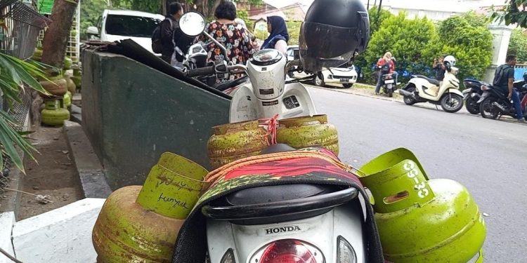 Warga Mataram Cari Elpiji 3 Kg hingga ke SPBU karena Kelangkaan