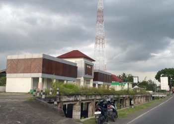 Pertokoan Mangkrak di Bendungan Jenggik Diberikan kepada Desa