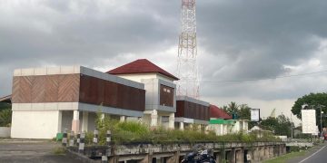 Pertokoan Mangkrak di Bendungan Jenggik Diberikan kepada Desa