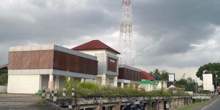 Pertokoan Mangkrak di Bendungan Jenggik Diberikan kepada Desa