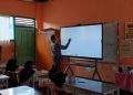 23 Sekolah Dasar di Mataram Mendapatkan Dua Unit Smartboard