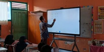 23 Sekolah Dasar di Mataram Mendapatkan Dua Unit Smartboard