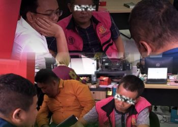 Penyidik Serahkan Tersangka dan Barang Bukti Kasus Dugaan Dana Siluman ke Penuntut Umum