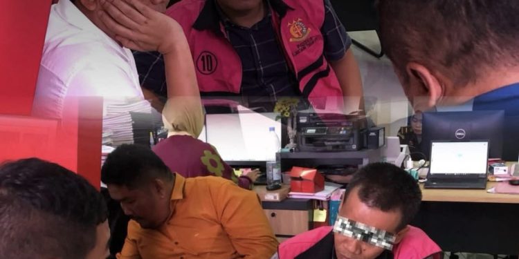 Penyidik Serahkan Tersangka dan Barang Bukti Kasus Dugaan Dana Siluman ke Penuntut Umum