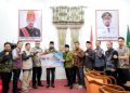 Pemda KLU Serahkan Donasi Rp764 Juta untuk Warga Korban Banjir Aceh Timur
